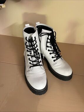 Madden Girl Size 9 White Lace-Up Combat Boots with Black Laces